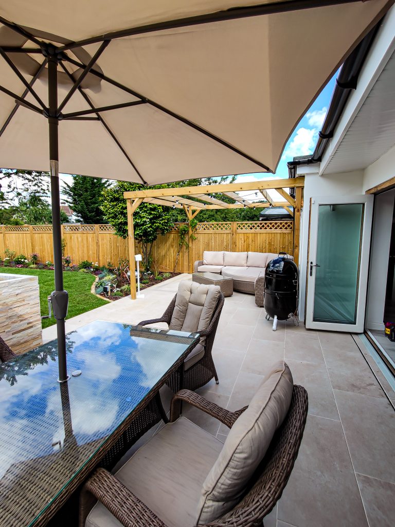 A classic/contemporary garden with a Summerhouse and bespoke BBQ